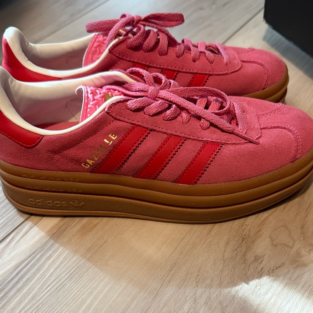 Size 5 but runs large. Fits like a 7-7.5